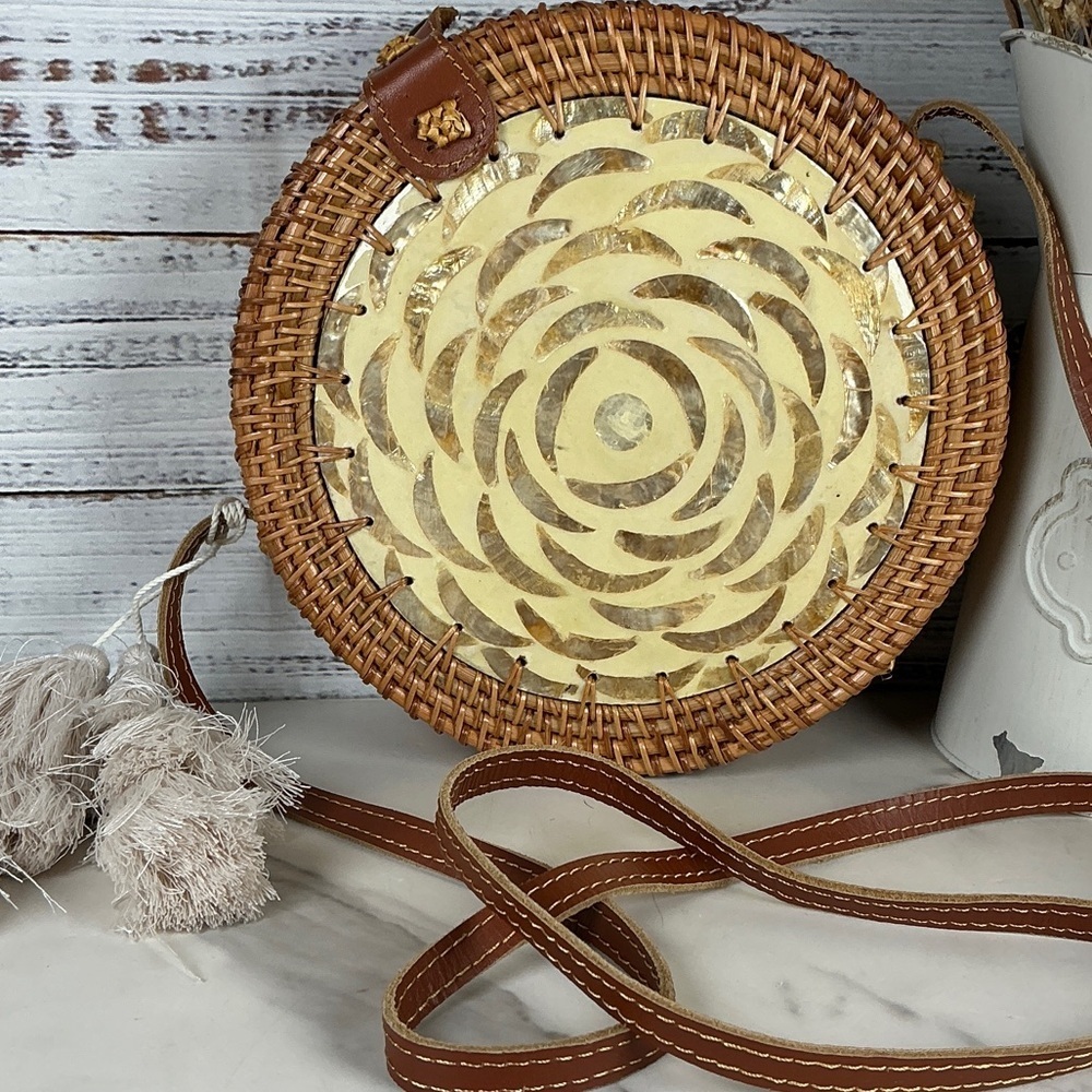 Artisan‎ Shell Woven Bohemian Boho Crossbody Canteen Bag Tan and Cream Beach